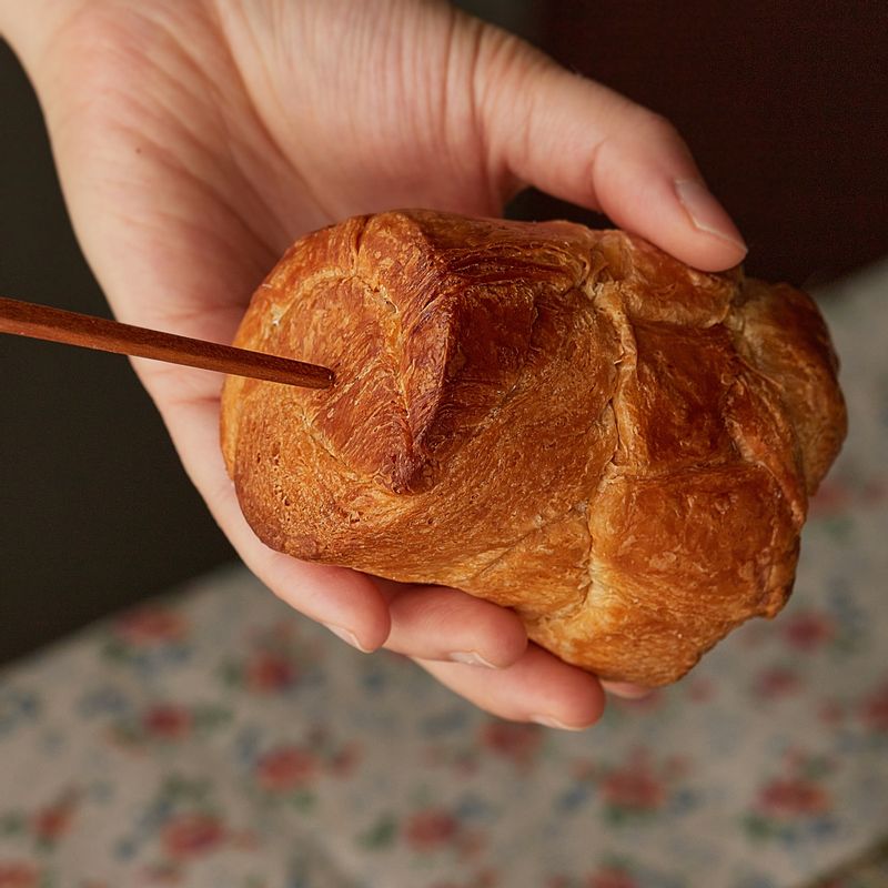 식힌 크로핀 바닥에 젓가락으로 찔러 구멍을 낸 후 짤주머니에 담은 크림을 채워주세요.
(tip. 크림을 넣은 크로핀은 냉장고에 넣고 2~30분 정도 차갑게 굳혀주세요)