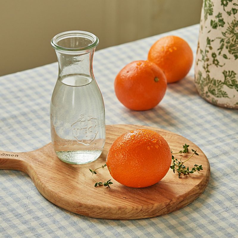 오렌지 에이드을 위한 재료 이미지로 오렌지 (중과),꿀 (설탕시럽으로 대체 가능),탄산수,허브(타임),얼음 등으로 구성 되어있습니다.