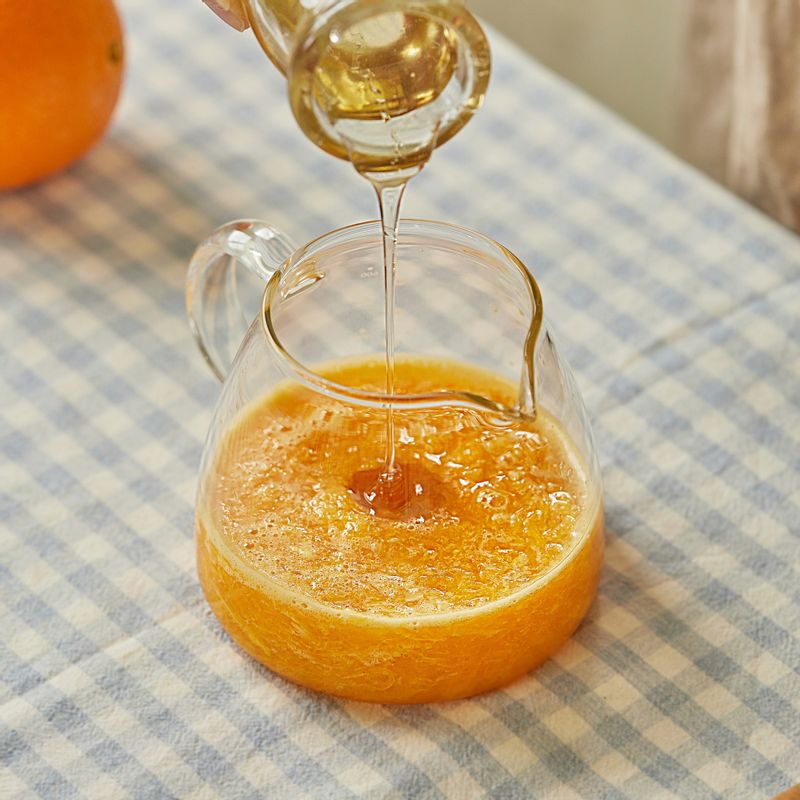 곱게 간 오렌지즙에 꿀을 넣고 섞어주세요.