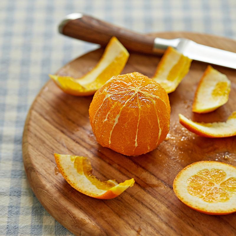 오렌지의 껍질을 칼로 제거해주세요.