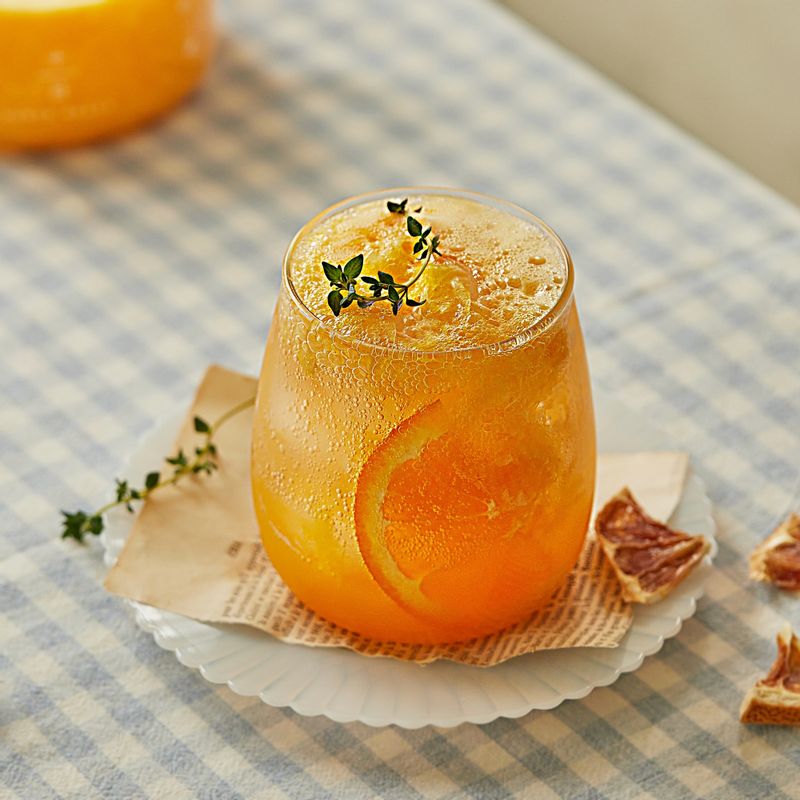 허브나 말린 오렌지칩 등으로 장식해 맛있게 즐겨주세요.