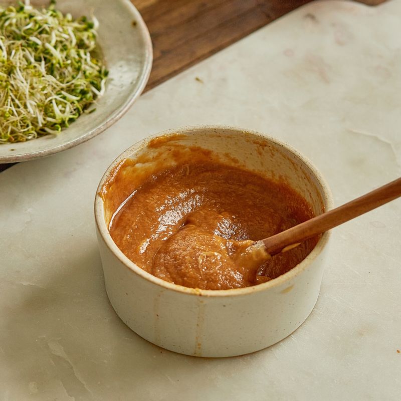 볼에 소스 재료를 넣고 섞어 땅콩소스와 레몬 마요 소스를 만들어주세요.