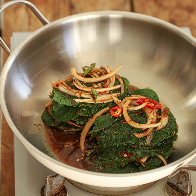 냄비에 양념한 깻잎을 넣고 중불 이상에서 1분 끓이고 약불로 줄여서 3~5분간 더 끓여주세요.
(취향에 따라 깻잎의 향을 살리려면 살짝만 익히고 깻잎의 향을 좋아하지 않는다면 조금 더 익혀주세요.)