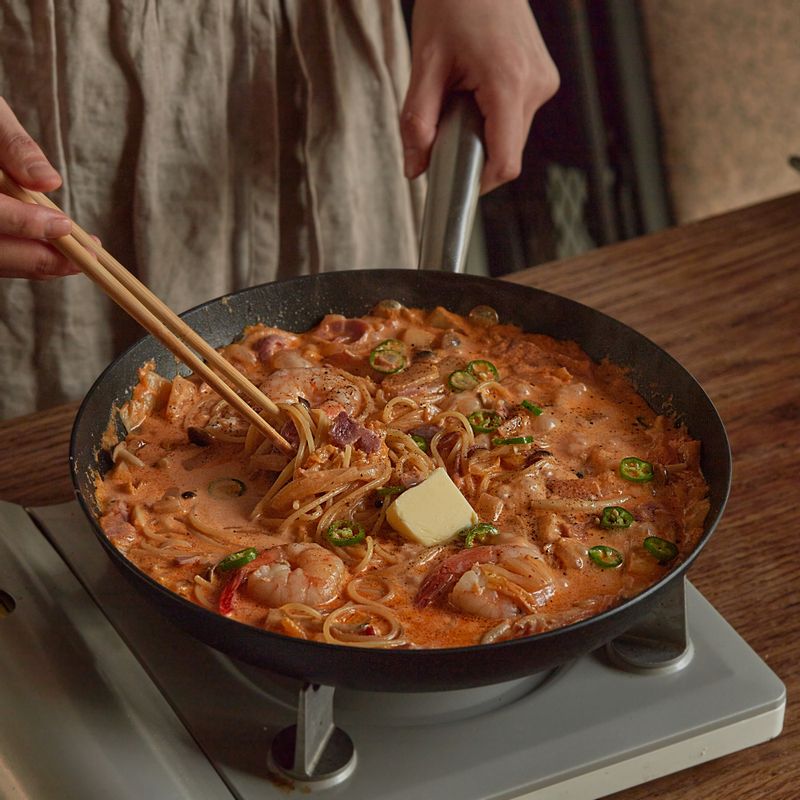 삶은 스파게티 면과 청양고추, 버터를 넣어 고루 섞고 약간의 소금, 후춧가루를 넣어 간을 해주세요. 
(tip 우유를 가감해서 파스타의 농도를 조절해 주세요.)