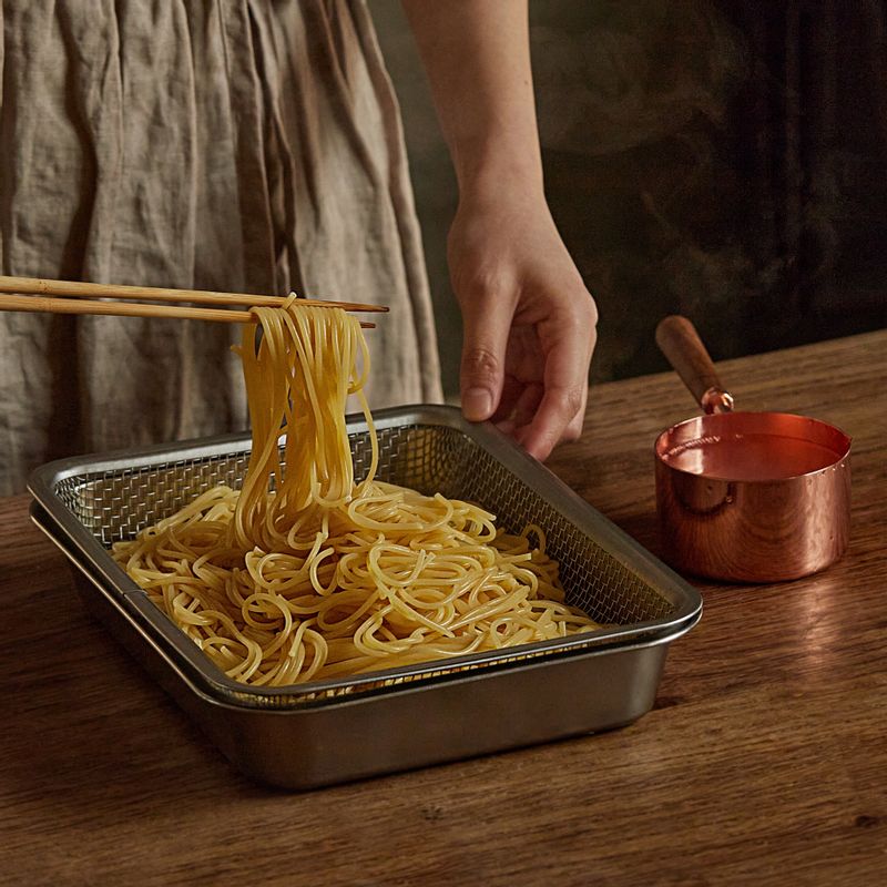 스파게티 면은 끓는 물에 약간의 소금과 올리브유를 넣고 6분간 삶아주세요.
(tip 스파게티 면은 표기되어 있는 조리시간 보다 1분 정도 덜 삶아 채반에 건져주세요. 면 삶은 국물인 면수는 1/2컵 정도 따로 빼서 준비해주세요)