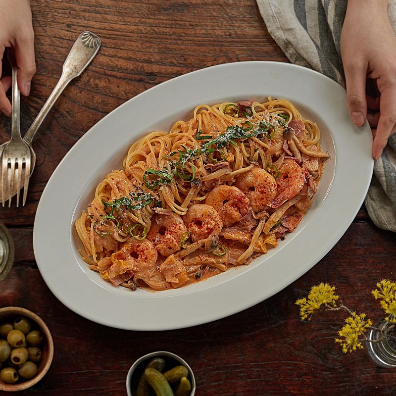 접시에 김치 로제 파스타를 담고 후춧가루와 파슬리 가루를 뿌려 맛있게 즐겨주세요.