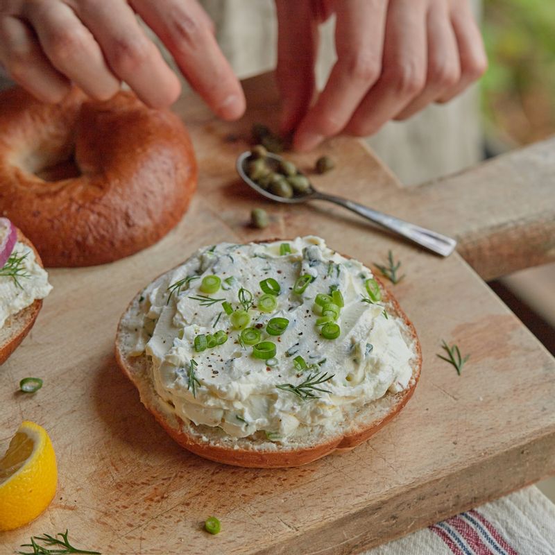쪽파 크림치즈 베이글 만드는 법:
베이글에 쪽파 크림치즈를 넉넉하게 바르고, 뚜껑에도 적당량 발라 뚜껑을 덮어 기본 쪽파 크림치즈 베이글을 만들어주세요.