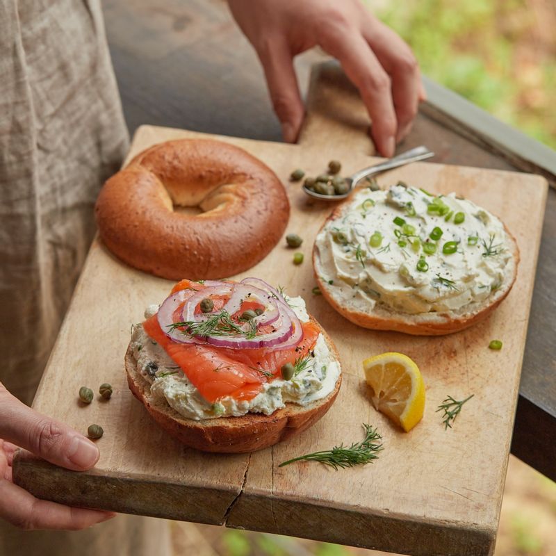 연어 크림치즈 베이글 만드는 법:
베이글에 쪽파 크림치즈를 넉넉하게 발라주세요. 훈제연어, 케이퍼, 적양파, 딜을 올린 후 크림치즈를 바른 베이글을 올려 연어 베이글을 완성해 주세요.
