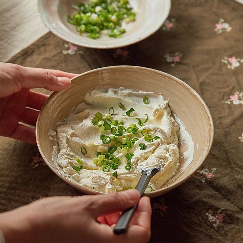 볼에 크림치즈를 넣어 부드럽게 풀은 후 설탕, 소금, 쪽파를 넣어 섞어주세요.
(tip. 치즈 맛이 강하게 나는 필라델피아 크림치즈보다는 부드러운 맛이 나는 알라 크림치즈나 베이킹용 크림치즈를 사용해서 만드시는 것을 추천해요)