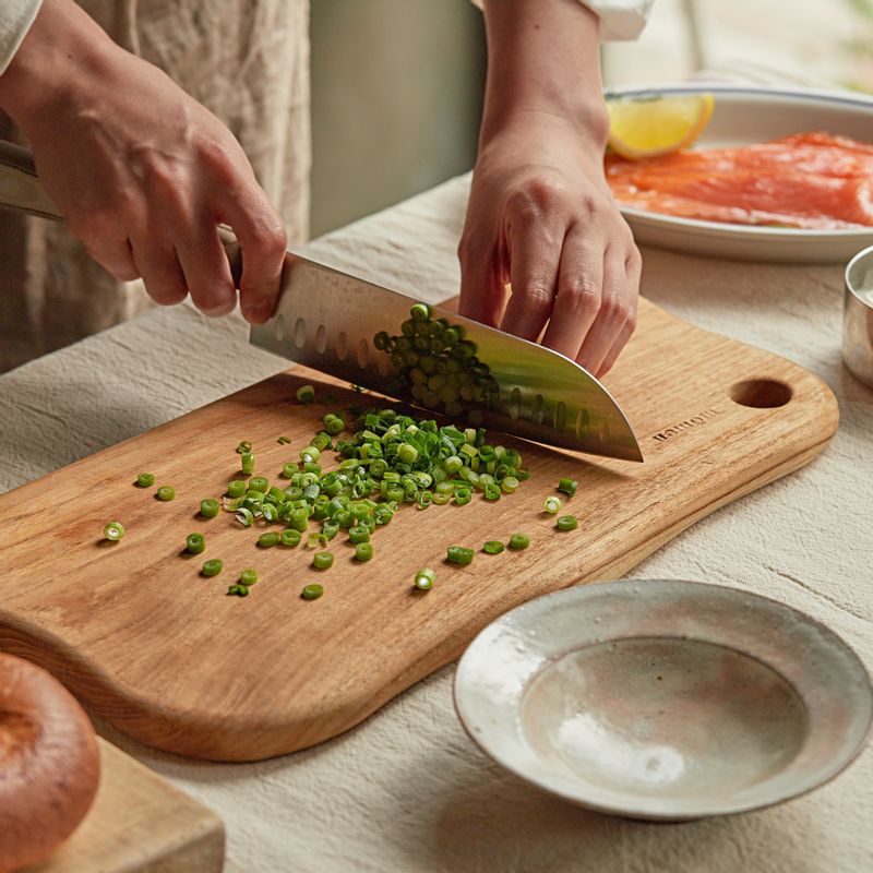 쪽파는 송송 썰고, 적양파는 얇게 링으로 썰어 찬물에 5분 정도 담갔다가 물기를 빼주세요.
(tip. 적양파는 찬물에 담갔다가 사용하면 매운맛을 제거할 수 있어요)