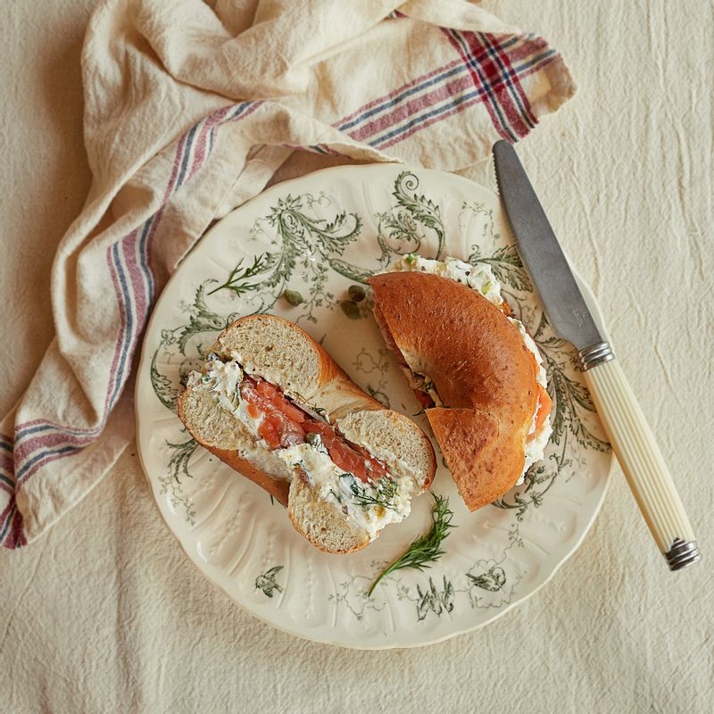 먹기 좋은 크기로 잘라 맛있게 즐겨주세요.
(기호에 따라 루꼴라, 토마토 등의 재료를 추가로 넣어 만드시면 더욱 풍성하게 드실 수 있답니다)