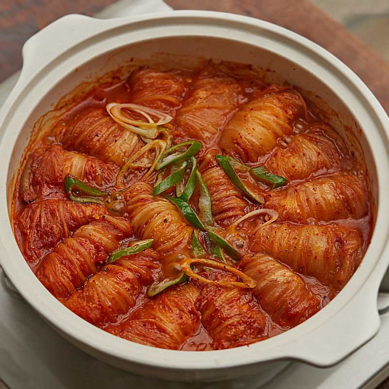 김치가 부드럽게 익으면 기호에 따라 부족한 간은 소금을 가감해서 조절한 후 나머지 대파 반을 올려 맛있게 즐겨주세요.