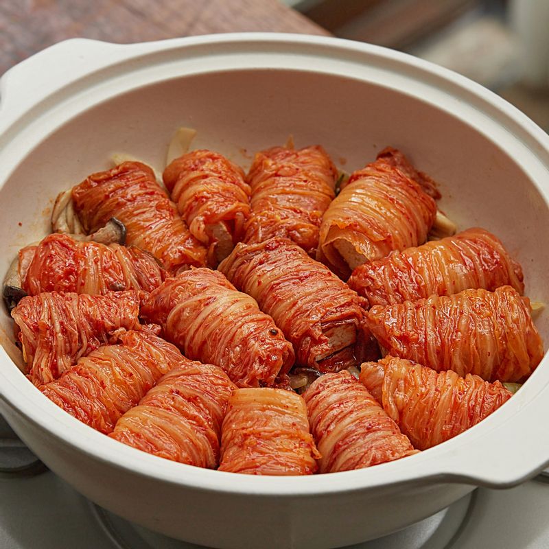 냄비에 들기름 1큰술을 두르고 대파(1/2분량)을 넣어 볶다가 파의 향이 올라오면 느타리버섯과 양파를 넣어 볶아주세요. 김치말이두부와 양념, 채수를 넣고 중불에서 25분 정도 끓여주세요.
(tip. 김치말이두부의 이음새 부분이 냄비의 바닥이 가도록 놓아야 풀리지 않아요. 채수를 넣을 때는 냄비의 가장자리부터 천천히 부어주세요. 기호에 따라 끓이는 중간에 채수를 가감해서 국물의 양을 조절해 주세요.)