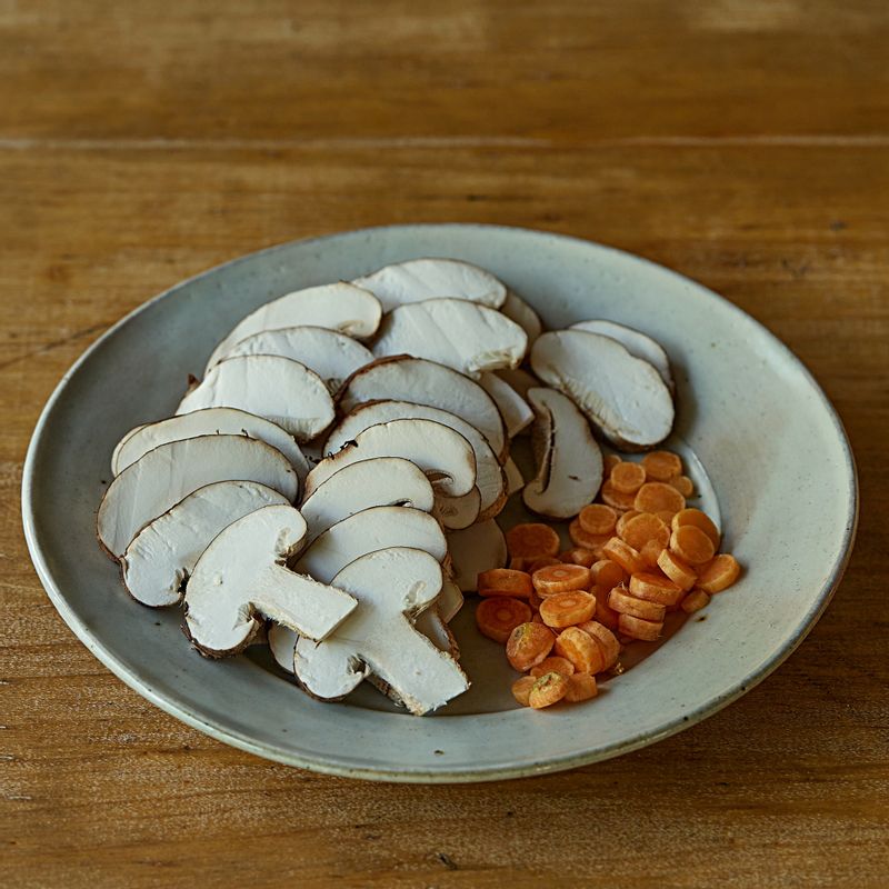 표고버섯은 밑동 부분을 자르고 먹기 좋게 썰어 주세요. 미니당근은 먹기 좋게 송송 썰어주세요.