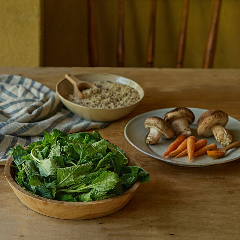 버섯 취나물 솥밥을 위한 재료 이미지로 현미,렌틸콩,표고버섯,미니 당근,취나물 등으로 구성 되어있습니다.