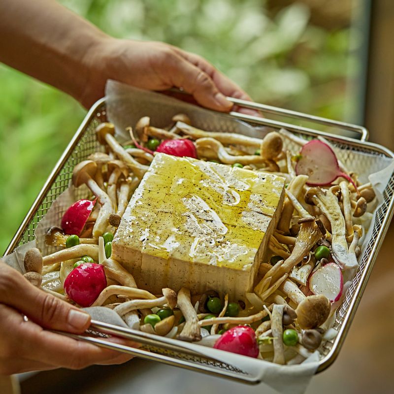 종이호일 위에 두부와 버섯, 양파를 올려 소금, 후춧가루, 올리브오일을 뿌려주세요. 에어프라이어에서 200도로 10분간 굽다가 채소를 먼저 꺼내 따로 식히고 두부는 200도에서 10분간 더 구워주세요.
(tip. 에어프라이어마다 성능에 차이가 있을 수 있으니 시간을 잘 체크해 주세요)