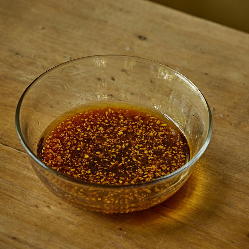 볼에 드레싱 재료를 잘 섞어 주세요.