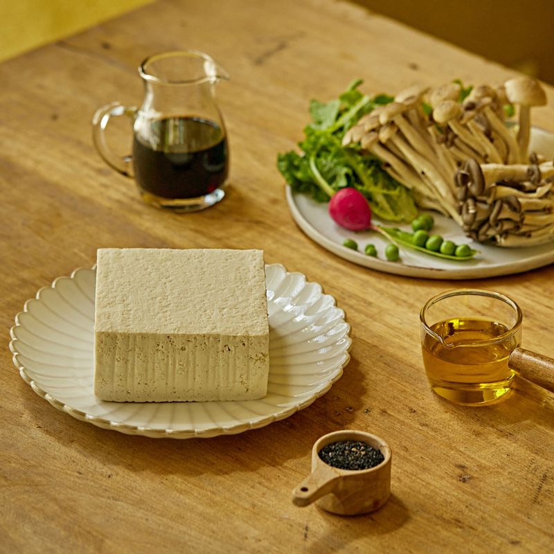 에어프라이어 두부 버섯 샐러드을 위한 재료 이미지로 두부,느타리 버섯,만가닥 버섯,어린잎 채소,양파 등으로 구성 되어있습니다.