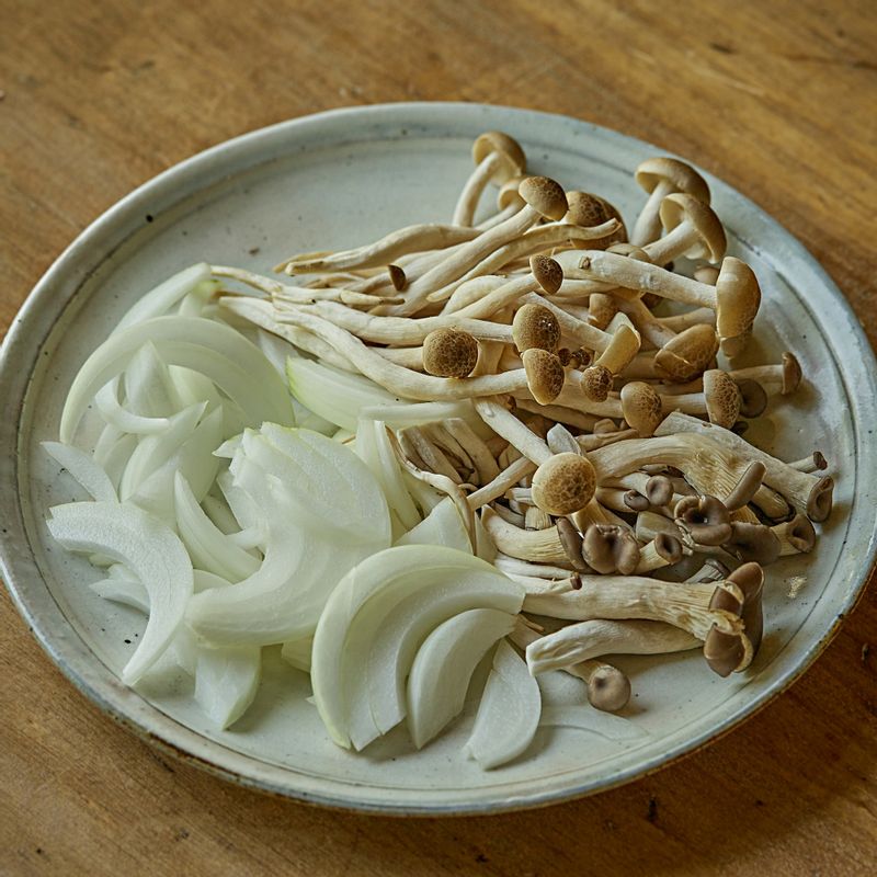 양파는 채 썰고, 느타리 버섯과 만가닥 버섯은 밑동을 자르고 먹기 좋게 찢어주세요. 채소는 흐르는 물에 씻은 후 물기를 제거해 주세요.
