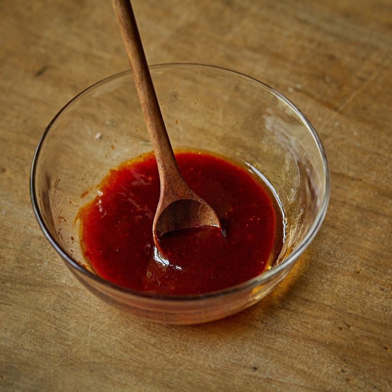 쪽파를 송송 썰어 주세요. 볼에 양념 재료를 잘 섞어주세요.