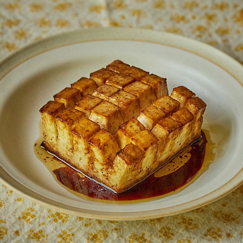 접시에 구워진 두부를 담고 홍고추, 쪽파, 깻잎, 통깨를 뿌려 맛있게 즐겨주세요.