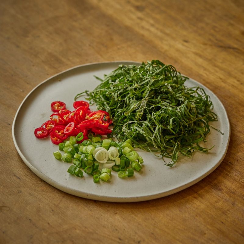 깻잎은 얇게 채 썰어 주세요. 쪽파와 홍고추는 송송 썰어 준비해 주세요.