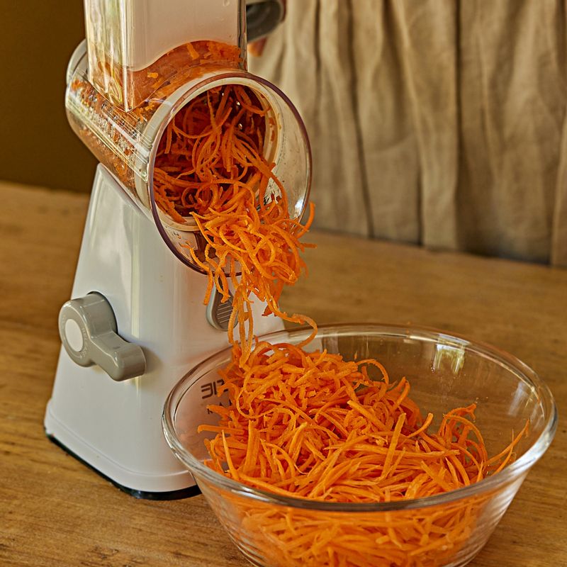 깨끗이 씻은 당근은 채칼로 채를 썰어주세요. 
(tip. 당근은 최대한 길게 채 썰어주어야 예쁜 모양으로 완성된답니다)