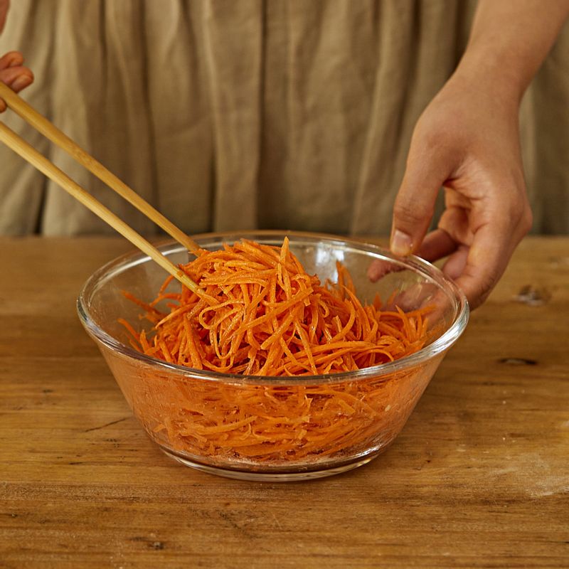 볼에 당근을 담아 소금을 넣고 잘 섞어준 후 전분가루를 넣어 골고루 섞어주세요.