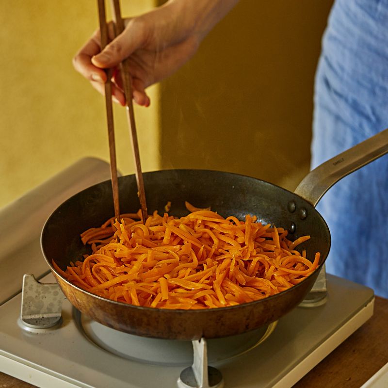 달군 팬에 오일을 약간 두른 후 당근에 소금을 살짝 뿌려 간을 해 볶아주세요.