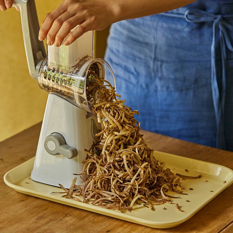 깨끗이 씻은 우엉과 당근은 껍질을 얇게 벗긴 후 채칼이나 칼로 가늘게 채를 썰어주세요.
(tip. 식촛물에 우엉을 1시간 정도 담가 두면 우엉의 아린 맛을 제거할 수 있어요)
(채칼을 사용하여 채를 썰게 되면 더욱 간단하답니다)