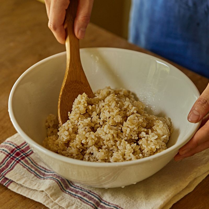 볼에 밥과 밥 양념 재료를 넣어 골고루 섞어주세요.