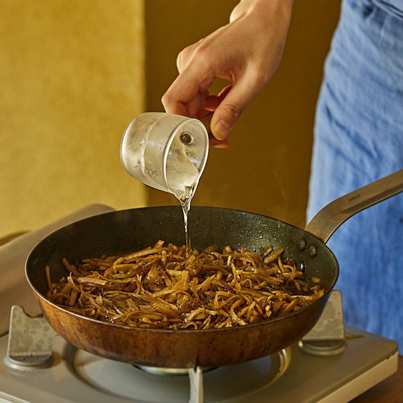 달군 팬에 오일을 약간 두른 후 우엉의 숨이 죽을 때까지 볶다가, 우엉 조림 재료를 넣어 물기가 없을 때까지 졸여주세요. 마지막에 참기름과 통깨를 살짝 뿌려주세요. 
(tip. 올리고당은 거의 다 졸여졌을 때 넣어야 더욱 윤기도 나면서 쫀득한 식감으로 만들 수 있어요)