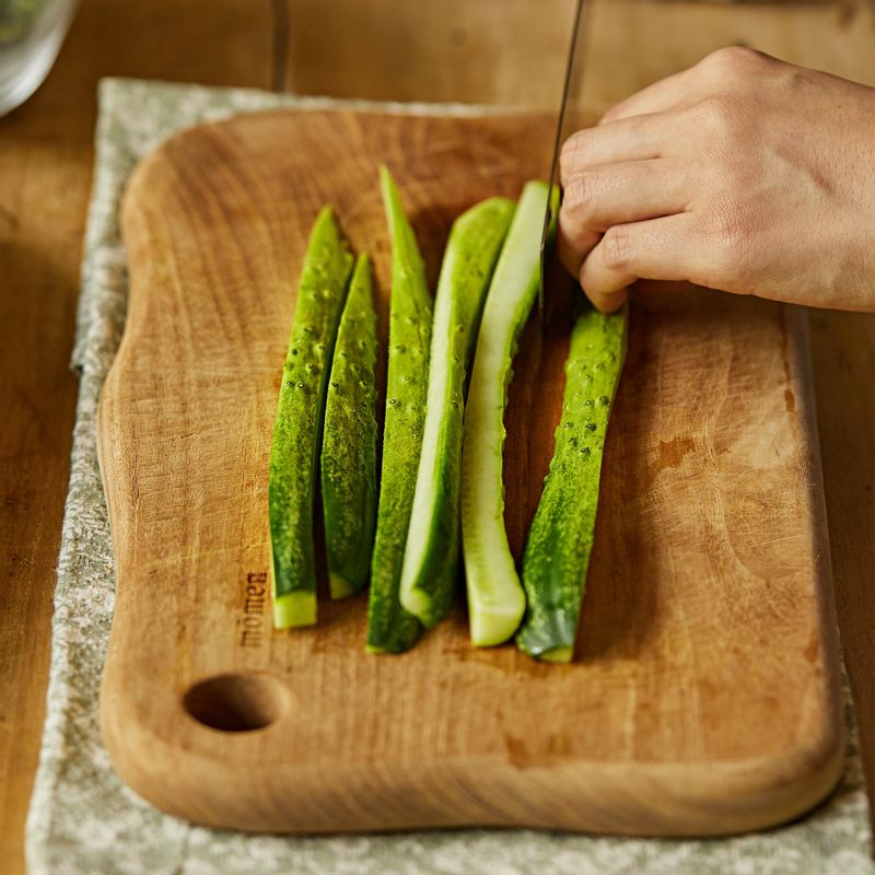오이는 1cm 두께로 도톰하게 잘라주세요. 세발나물은 깨끗이 씻어 체에 밭쳐 물기를 빼주세요.