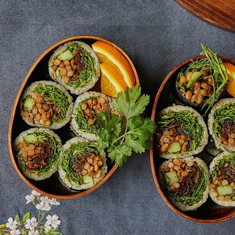 맛있게 즐겨주세요. 
(기호에 따라 김밥 위에 남은 낫또를 올린 후 쪽파와 깨 등을 올려 먹으면 더욱 비주얼도 좋고 맛있게 드실 수 있답니다)