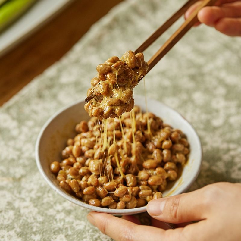 낫또에 낫또 양념 재료를 넣어 골고루 섞어주세요.볼에 밥과 밥 양념 재료를 넣어 골고루 섞어주세요.