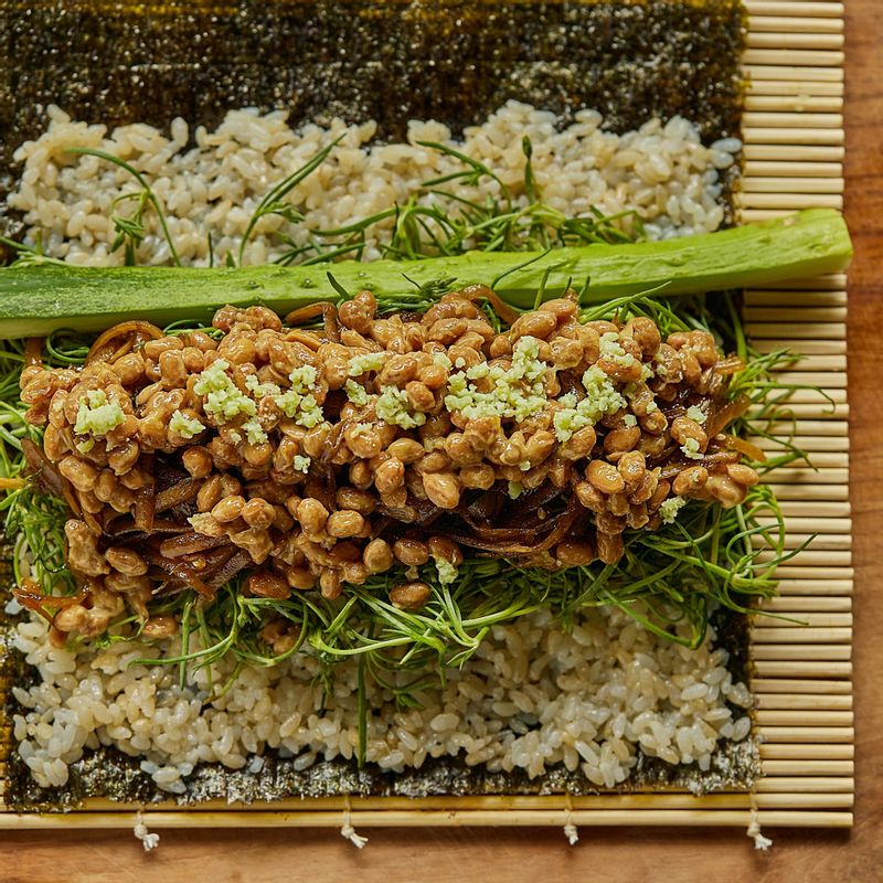 김발에 김을 올리고 현미밥을 고르게 편 후 세발나물, 우엉, 오이, 낫또, 고추냉이를 적당량 올려 김밥을 말아주세요.