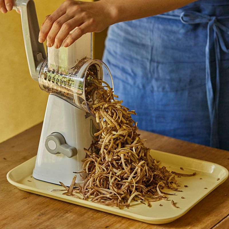 깨끗이 씻은 우엉은 껍질을 얇게 벗긴 후 채칼이나 칼로 가늘게 채를 썰어주세요. 
(tip. 식촛물에 우엉을 1시간 정도 담가 두면 우엉의 아린 맛을 제거할 수 있어요) 
(채칼을 사용하여 채를 썰게 되면 더욱 간단하답니다)