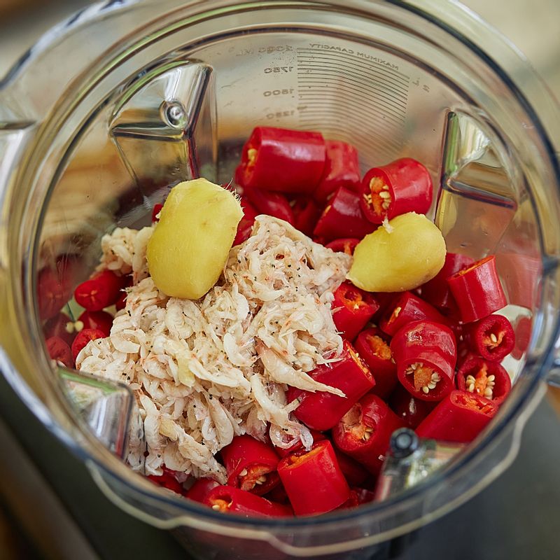 양파는 큼직하게 썰고, 홍고추는 꼭지를 제거 후 송송 썰어주세요. 새우젓과 생강을 함께 블렌더에 넣어 굵게 갈아주세요. 쪽파는 5센티 길이로 썰어주세요.