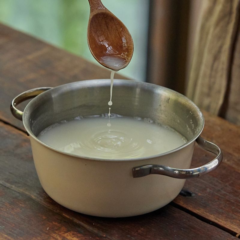 냄비에 밀가루 풀 재료를 넣고 잘 섞어준 후 중불에서 저어가며 풀고 기포가 올라오면서 농도가 나면 불을 끄고 식혀주세요.