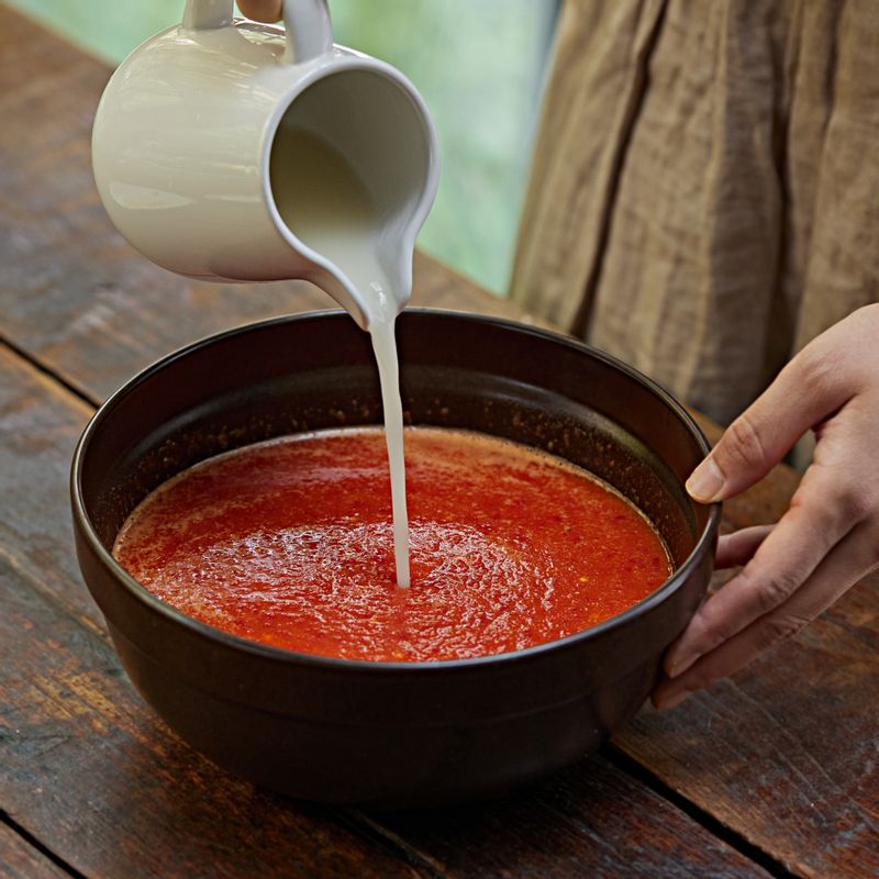 볼에 블렌더에서 간 재료와 식힌 밀가루 풀, 양념 재료를 넣고 고루 섞어 김치 양념장을 만들어주세요.