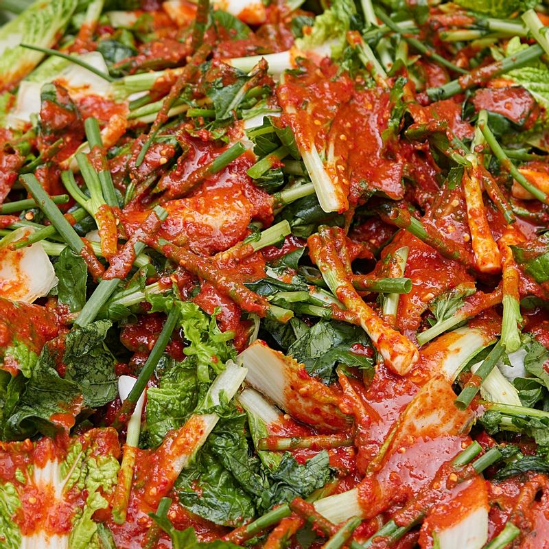 양념을 절인 열무와 얼갈이, 쪽파에 넣고 숨이 살짝 죽으면 전체적으로 가볍게 섞어 김치통에 담아주세요. 상온에서 1~2일 정도 숙성시켰다가 냉장 보관해 주세요.
(tip. 열무와 얼갈이의 절여진 염도에 따라 마지막에 새우젓 국물 또는 소금을 가감해서 간을 맞춰주세요)