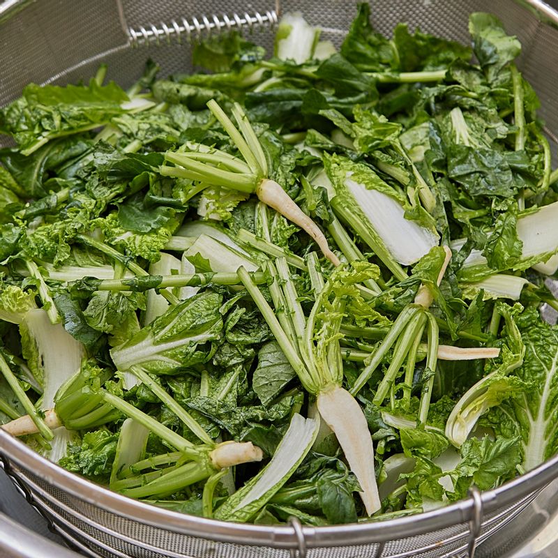 얼갈이는 뿌리 부분을 잘라내고 2~3등분으로 잘라 주세요. 열무는 뿌리 끝부분을 자르고 긁어 다듬은 후 두꺼운 뿌리는 반으로 가르고 길이로 2~3등분으로 잘라 손질해 주세요.
(tip. 잎이 큰 얼갈이는 반으로 잘라 주세요)