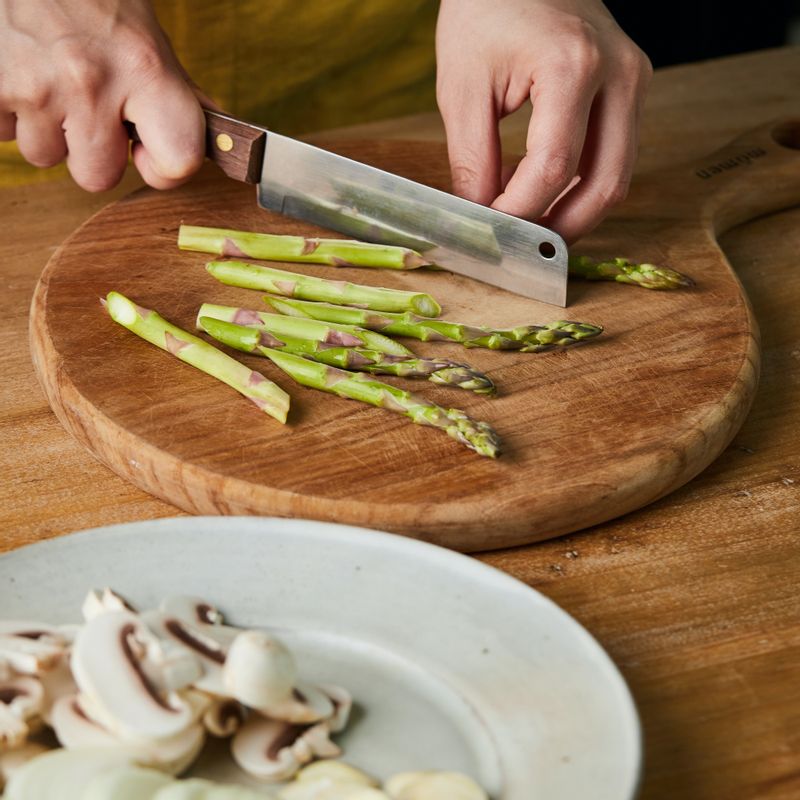 양파는 채를 썰고 마늘은 편으로 썰어주세요. 양송이버섯은 슬라이스하고 아스파라거스는 밑동을 잘라내고 먹기 좋은 크기로 잘라주세요.
(tip. 필러로 아스파라거스 끝부분을 벗기면 더욱 부드러운 식감으로 드실 수 있어요)