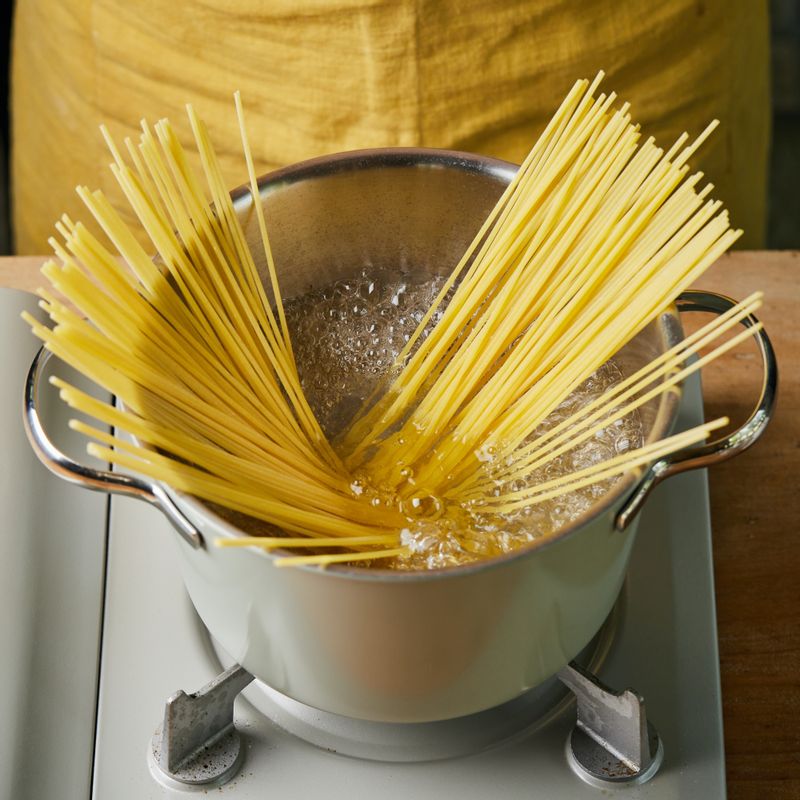끓는 물에 약간의 소금을 넣은 후 스파게티면을 넣어 7분 정도 삶은 후 체에 밭쳐 물기를 빼주세요.