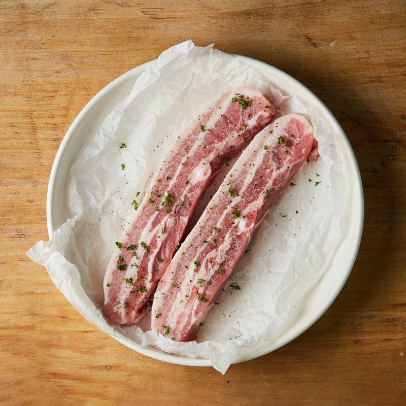 통삼겹살에 밑간 재료를 뿌려 밑간해주세요.