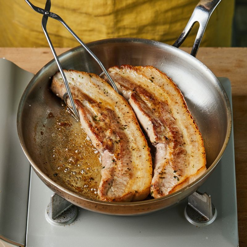 달군 팬에 통삼겹살을 넣어 앞뒤로 노릇하게 구운 후 약한불에서 속까지 충분히 익혀주세요.