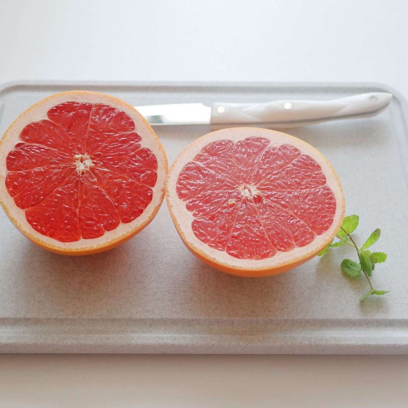 자몽의 물기를 제거한 후 가로로 반을 가르고 가운데 심지 부분과 씨를 제거해 주세요.