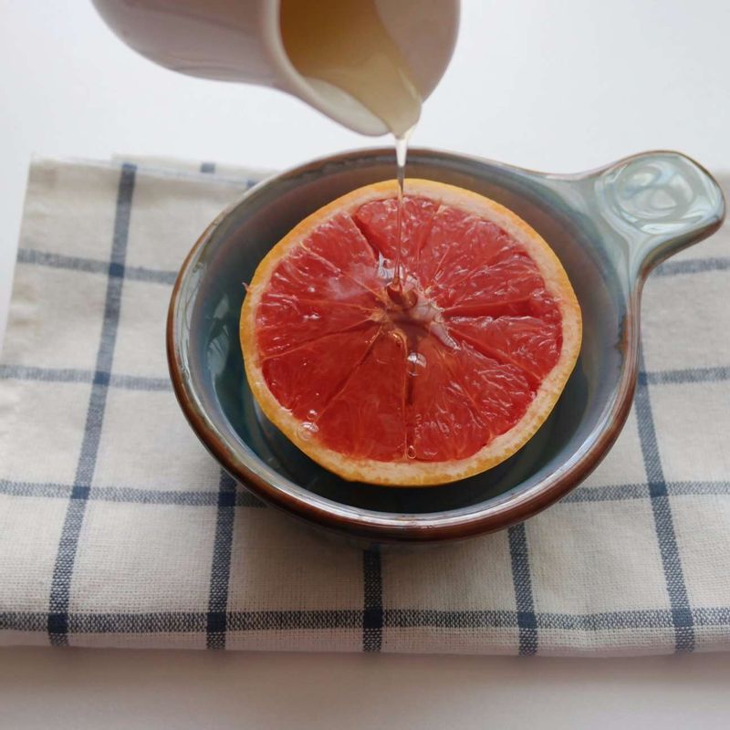 심지를 제거한 부분과 칼집을 넣은 곳에 꿀을 넉넉히 붓고 냉장고에서 차갑게 식혀주세요.