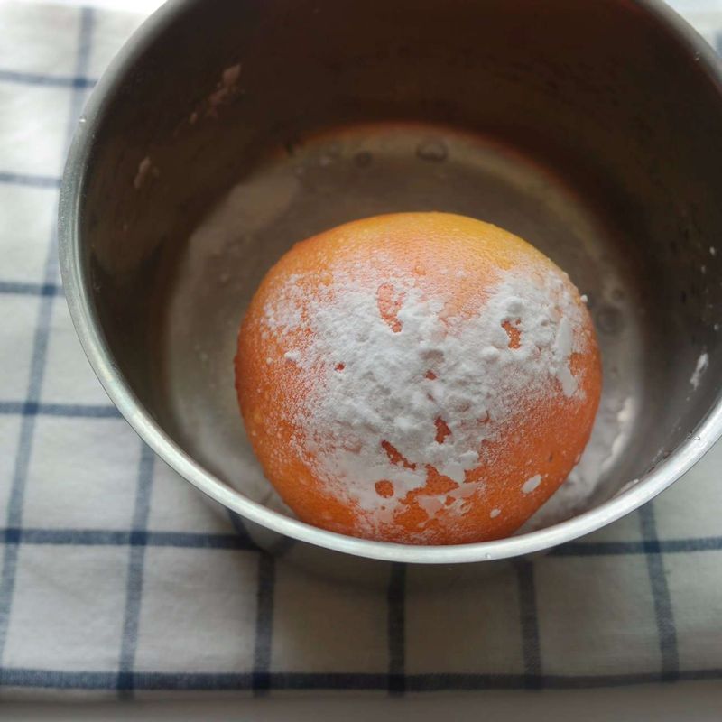 자몽은 베이킹소다를 뿌린 후 껍질을 여러 번 문질러서 깨끗하게 닦아주세요.