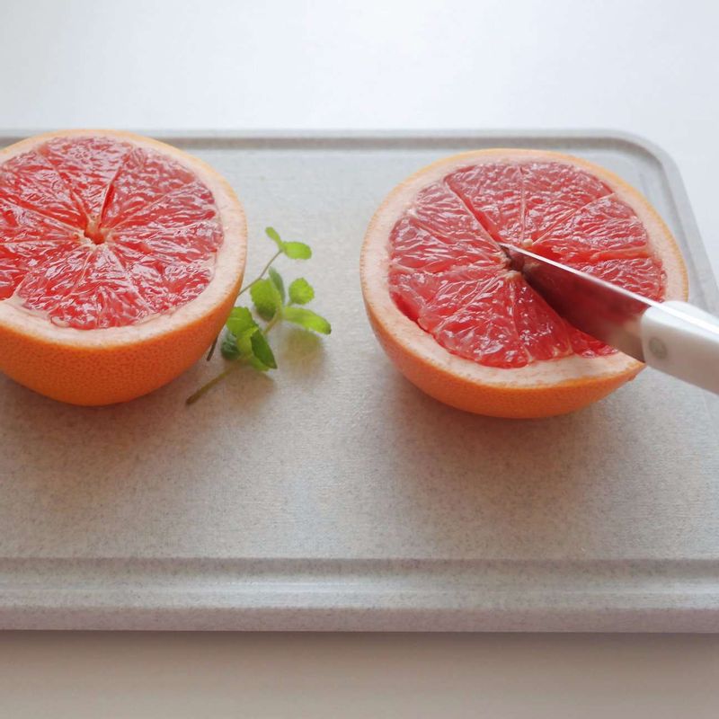 자몽의 과육 부분은 수저로 떠먹을 수 있도록 칼집을 내어주세요.